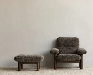 Brasilia voetenbankje - Schapenvacht root bruin, donker eikenhout - Audo Copenhagen