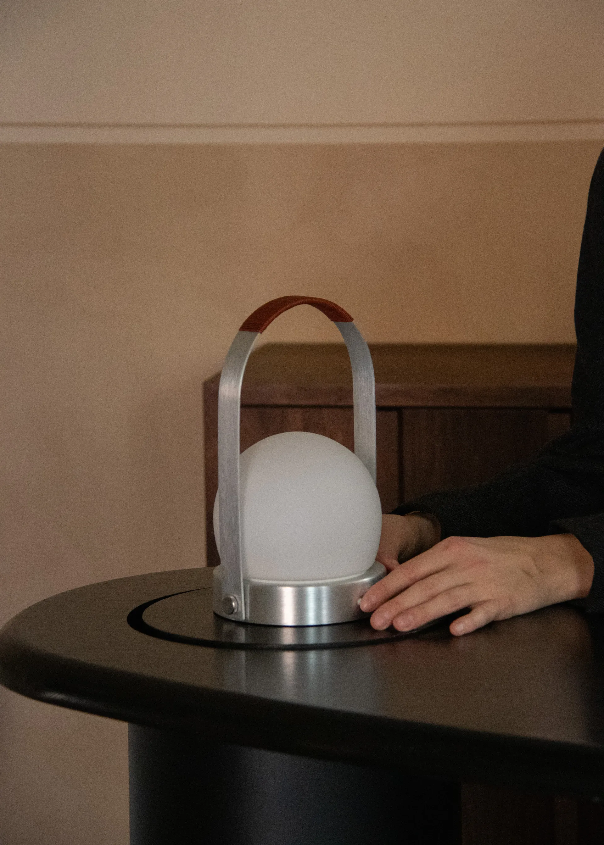 Carrie draagbare tafellamp, Borstad aluminium Audo Copenhagen