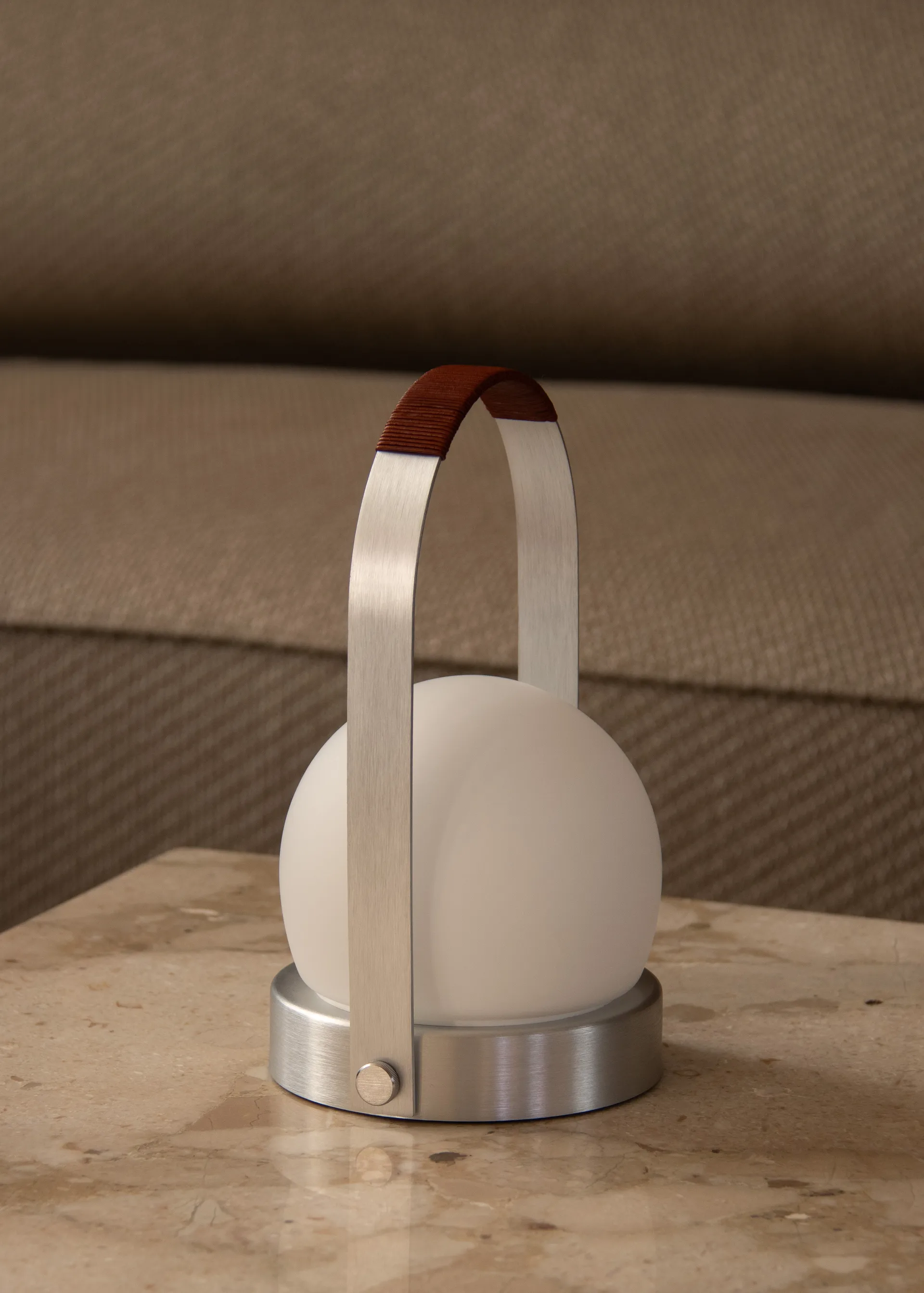 Carrie draagbare tafellamp, Borstad aluminium Audo Copenhagen