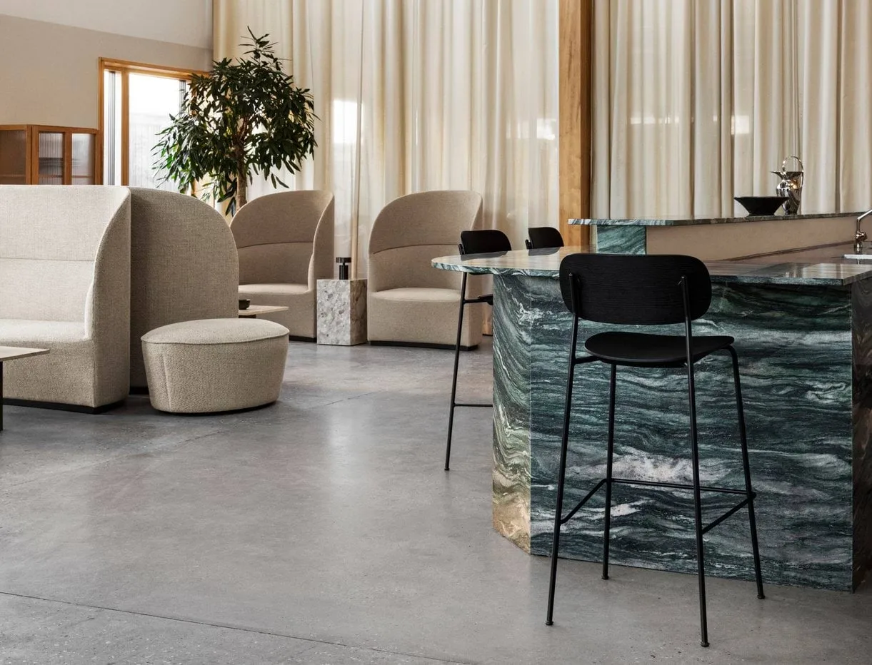 Co Bar Chair barkruk, Zwart eiken-verchroomd staal, 65 cm Audo Copenhagen