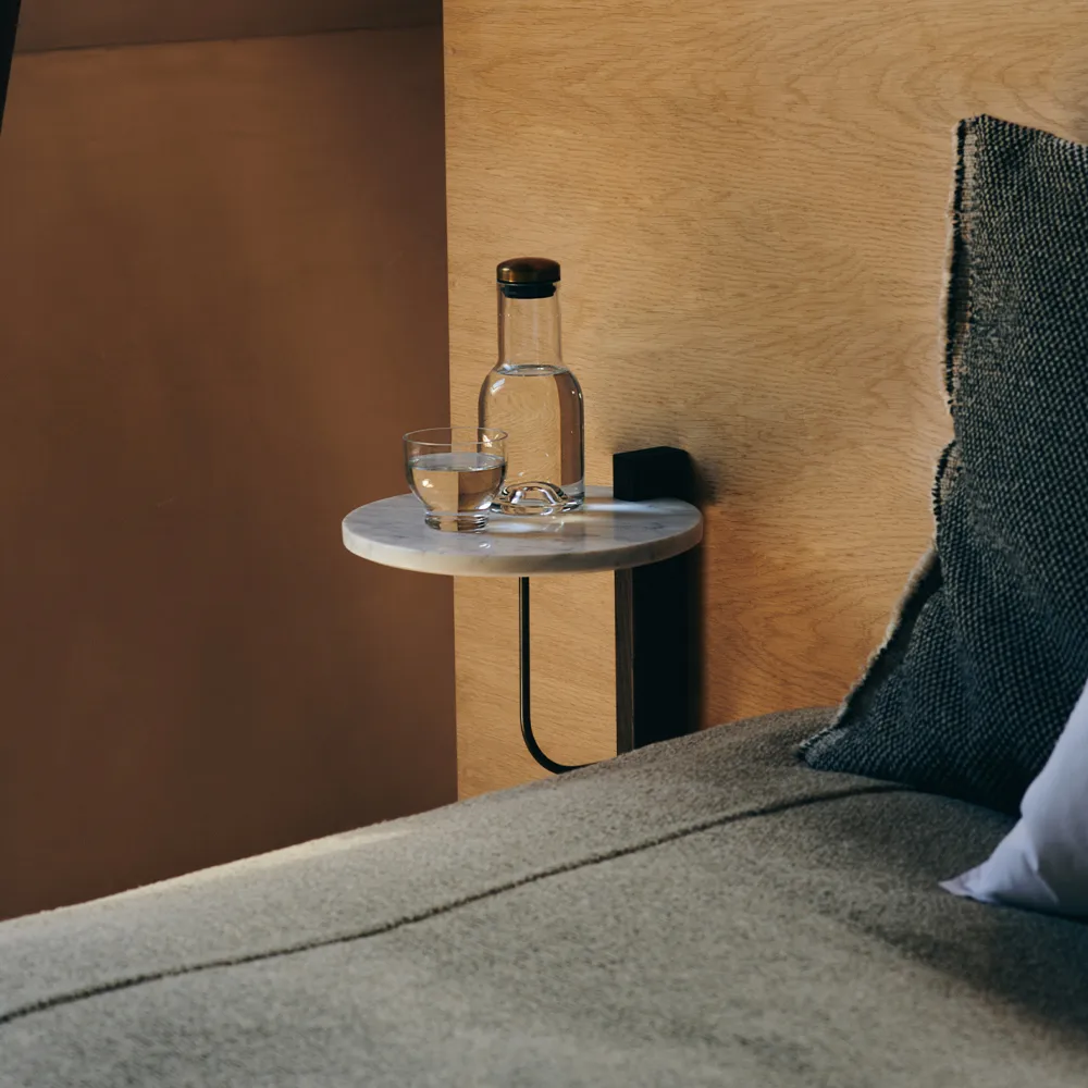 Corbel plank, marmor carrara, donkergebeitst eikenhout Audo Copenhagen