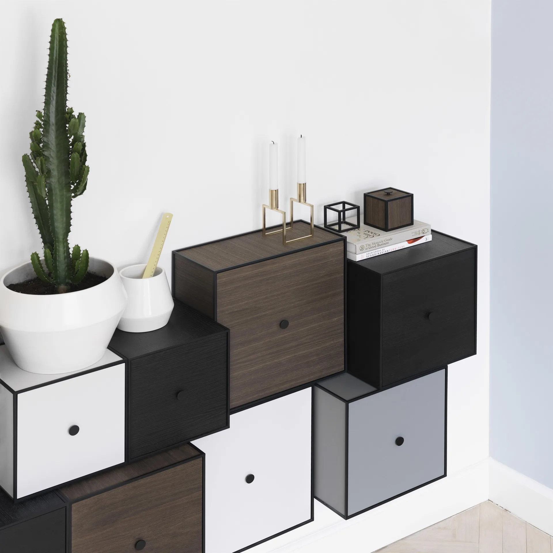 Frame 42 kubus met deur, gerookt eiken Audo Copenhagen