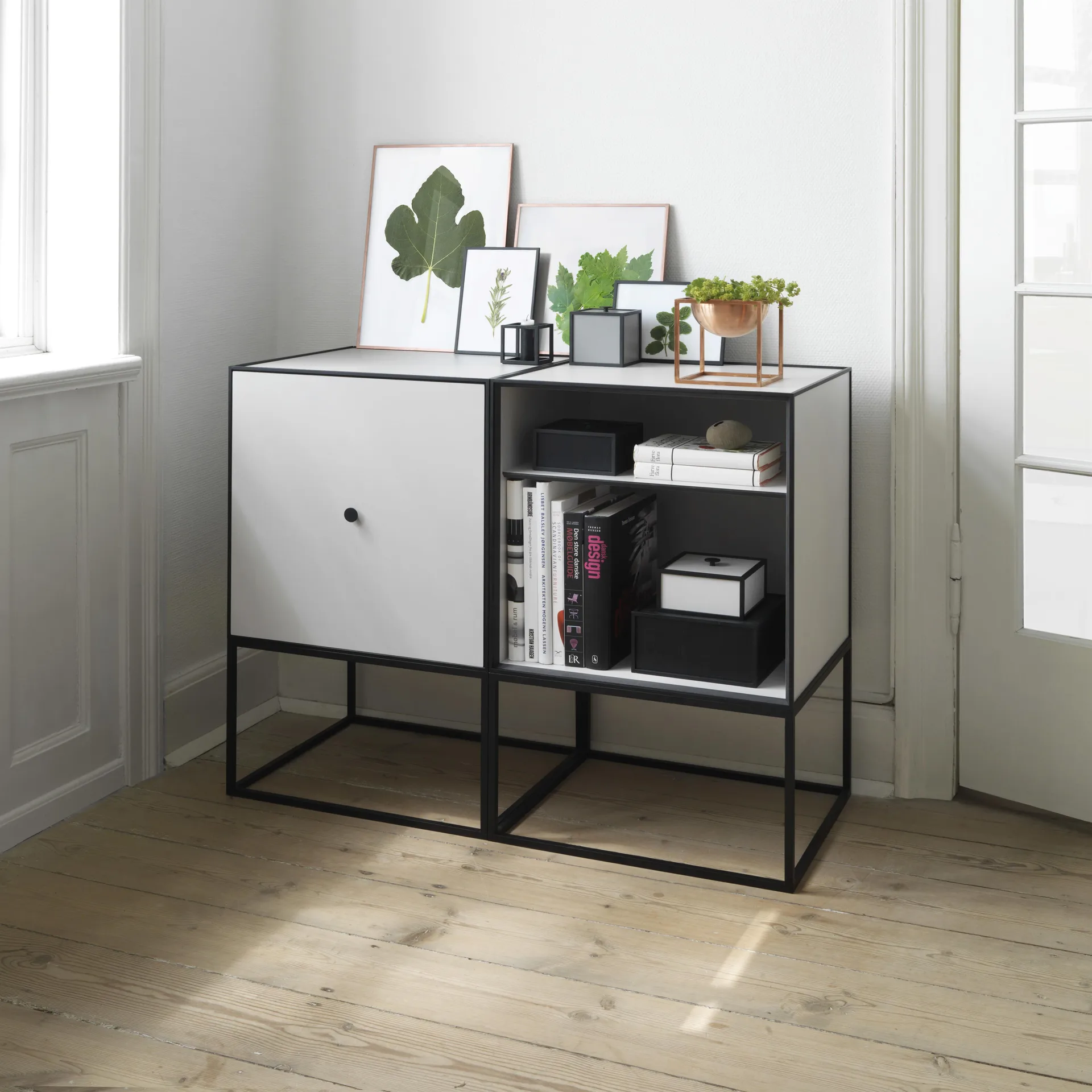 Frame 49 kubus met deur, lichtgrijs Audo Copenhagen