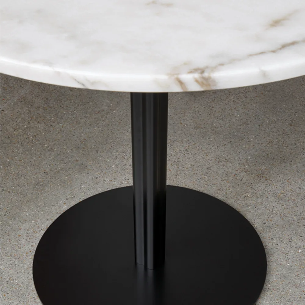 Harbour Column eettafel, marble offwhite, ø80 cm, zwart onderstel Audo Copenhagen