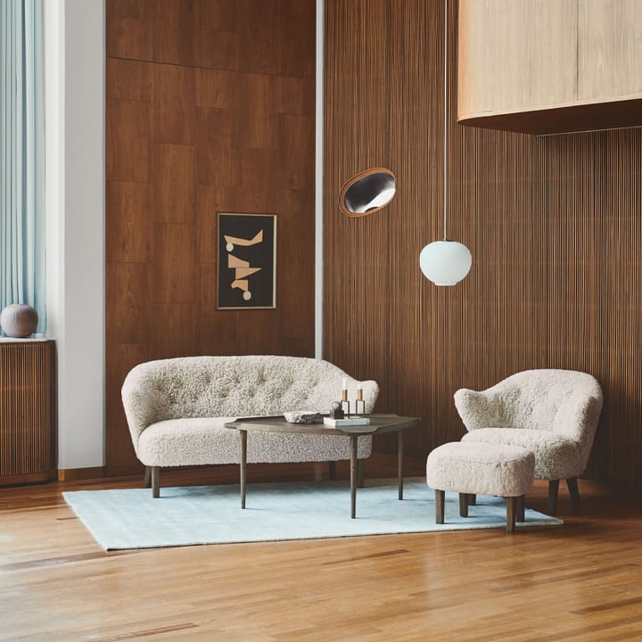 Ingeborg 2,5-zits bank, Sahcozero beige-poten gerookt eikenhout Audo Copenhagen