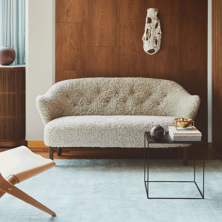 Ingeborg 2,5-zits bank, Sahcozero beige-poten gerookt eikenhout Audo Copenhagen