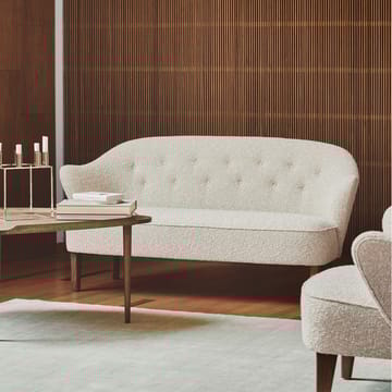 Ingeborg 2,5-zits bank - Sahcozero beige-poten gerookt eikenhout - Audo Copenhagen