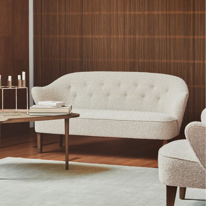 Ingeborg 2,5-zits bank, Sahcozero beige-poten gerookt eikenhout Audo Copenhagen