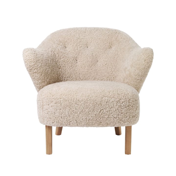 Ingeborg fauteuil, schapenvacht moonlight, natuurkleurige eikenhouten poten Audo Copenhagen