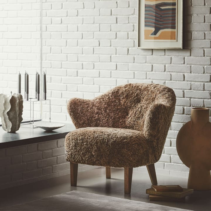 Ingeborg fauteuil, schapenvacht sahara, poten gerookt eikenhout Audo Copenhagen