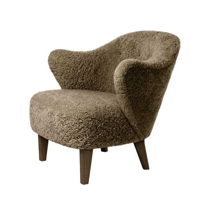 Ingeborg fauteuil - schapenvacht sahara, poten gerookt eikenhout - Audo Copenhagen