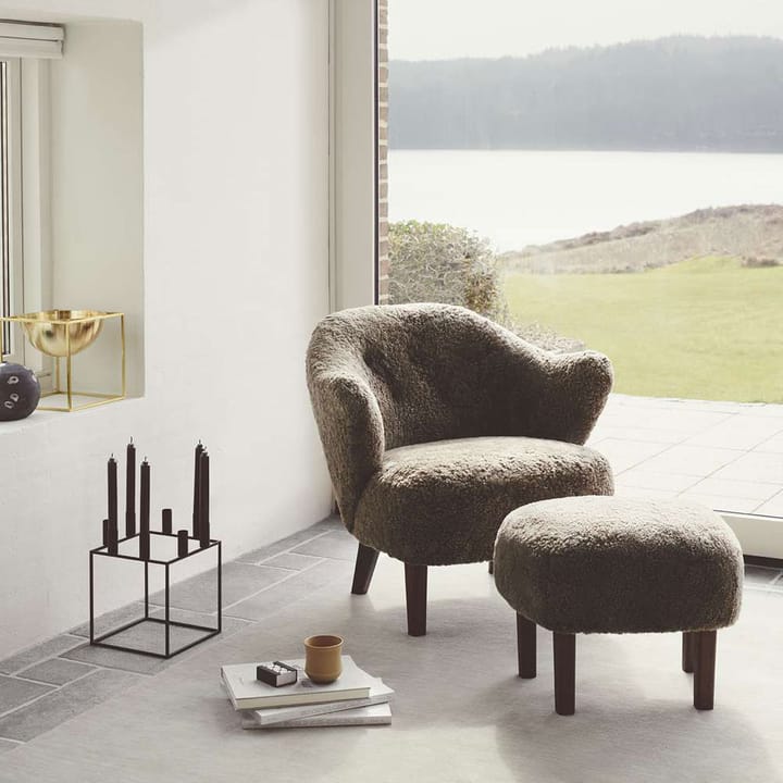 Ingeborg fauteuilset, stof sahcozero beige, voetenbankje inbegrepen, poten gerookt eikenhout Audo Copenhagen