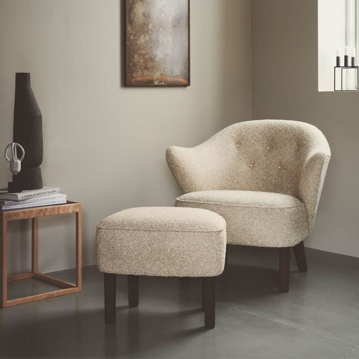 Ingeborg fauteuilset, stof sahcozero beige, voetenbankje inbegrepen, poten gerookt eikenhout Audo Copenhagen