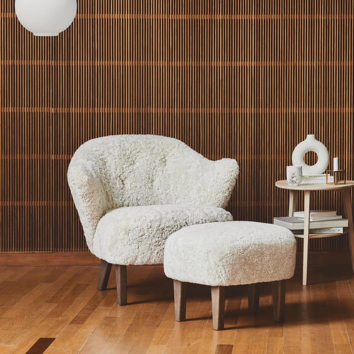 Ingeborg fauteuilset, stof sahcozero beige, voetenbankje inbegrepen, poten gerookt eikenhout Audo Copenhagen