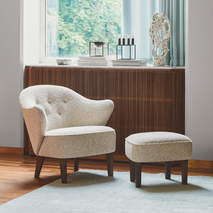 Ingeborg fauteuilset, stof sahcozero beige, voetenbankje inbegrepen, poten gerookt eikenhout Audo Copenhagen