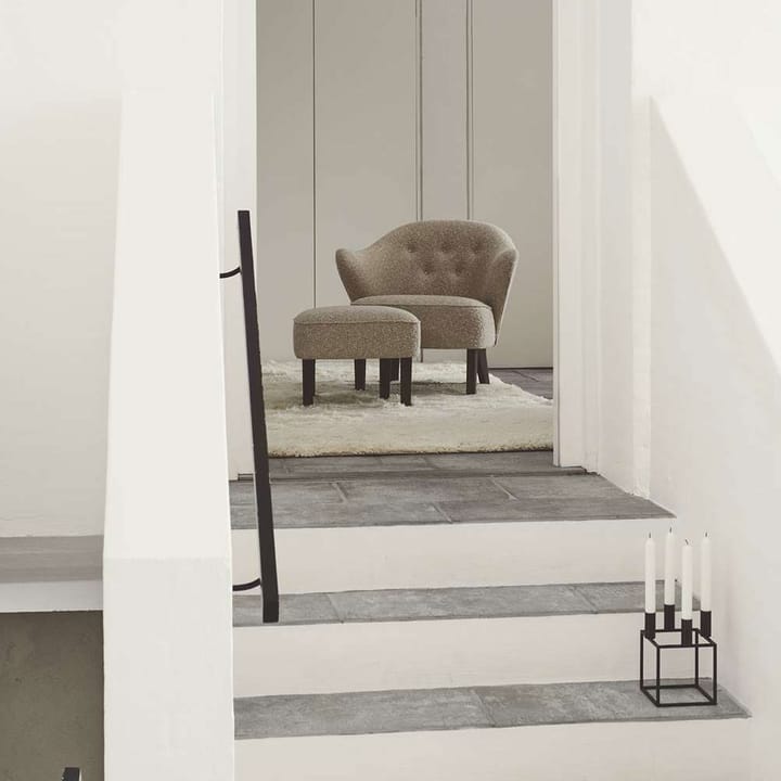Ingeborg fauteuilset, stof sahcozero beige, voetenbankje inbegrepen, poten gerookt eikenhout Audo Copenhagen