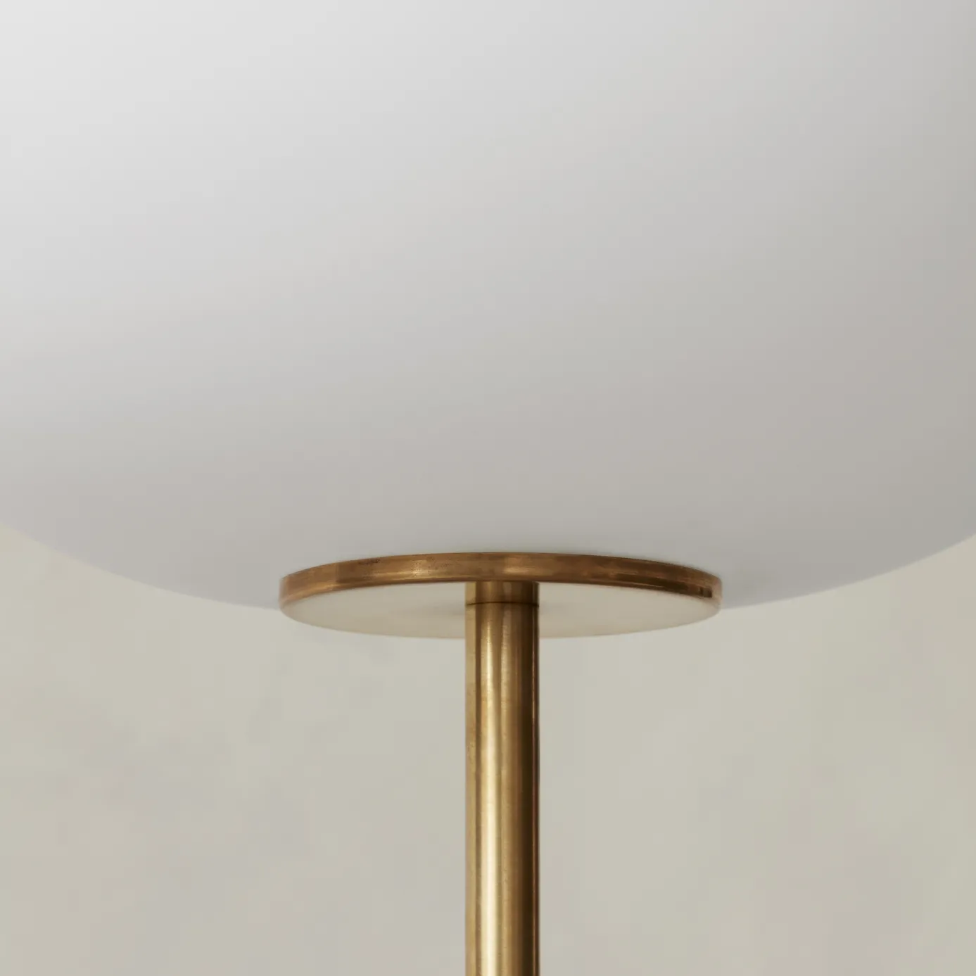 JWDA vloerlamp, Travertijn-messing, 150 cm Audo Copenhagen