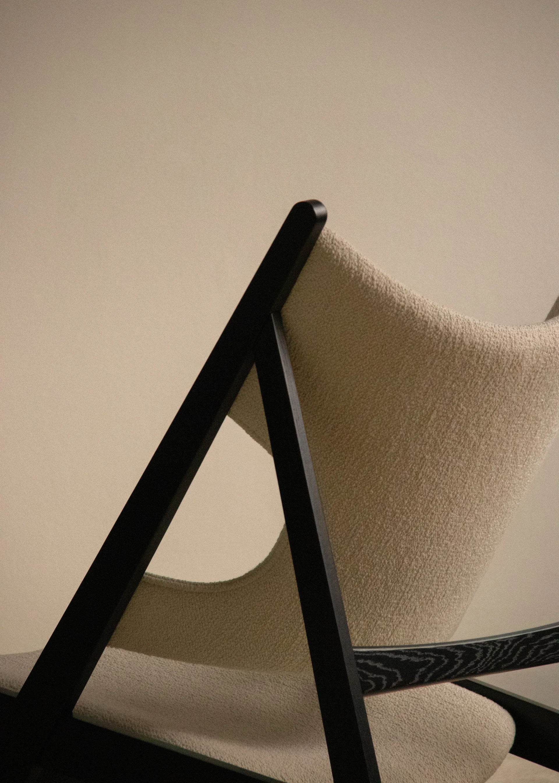 Knitting loungefauteuil, Barnum Bouclé 24-zwart eik Audo Copenhagen