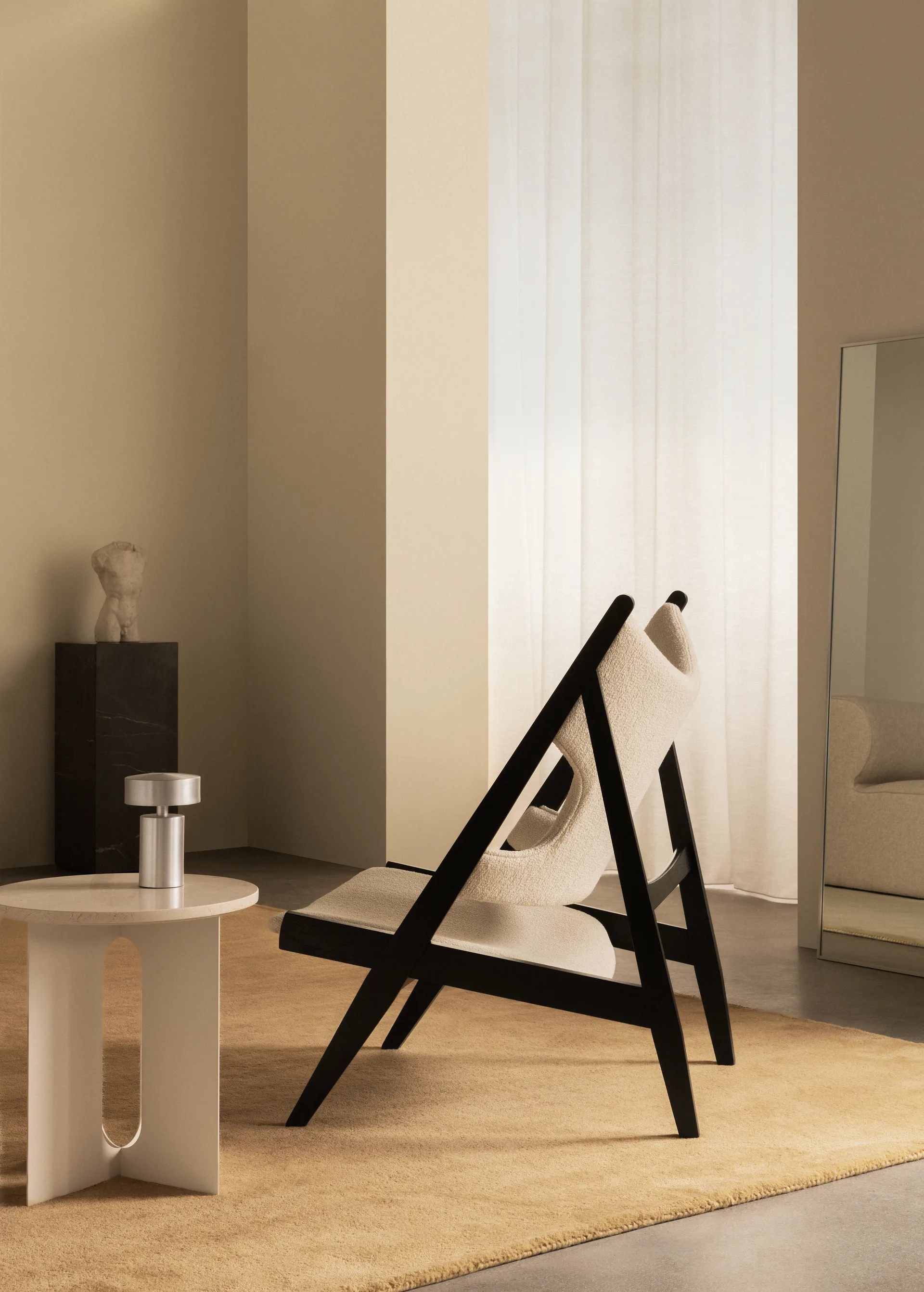 Knitting loungefauteuil, Barnum Bouclé 24-zwart eik Audo Copenhagen