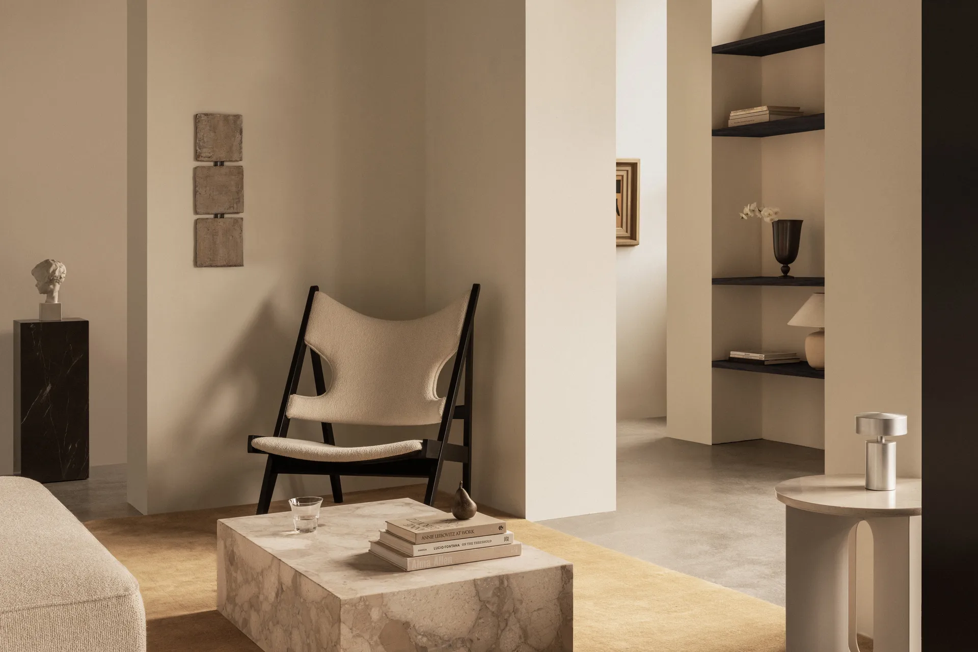 Knitting loungefauteuil, Barnum Bouclé 24-zwart eik Audo Copenhagen