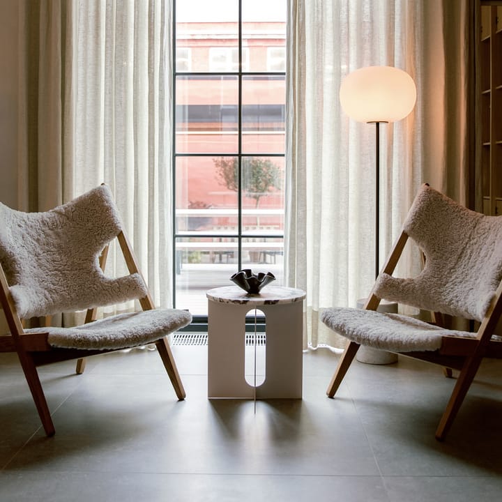 Knitting loungefauteuil, schapenvacht curly root donkerbruin, onderstel donkergebeitst eiken Audo Copenhagen