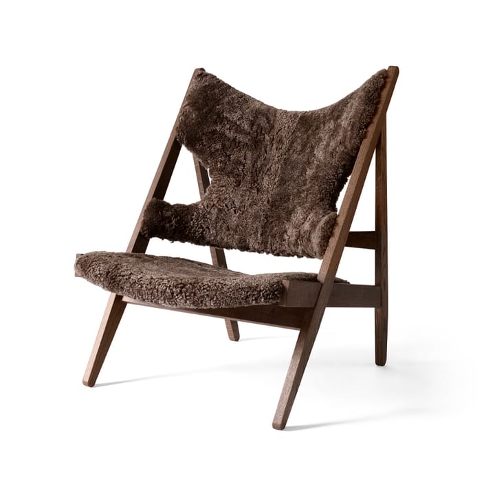 Knitting loungefauteuil, schapenvacht curly root donkerbruin, onderstel donkergebeitst eiken Audo Copenhagen