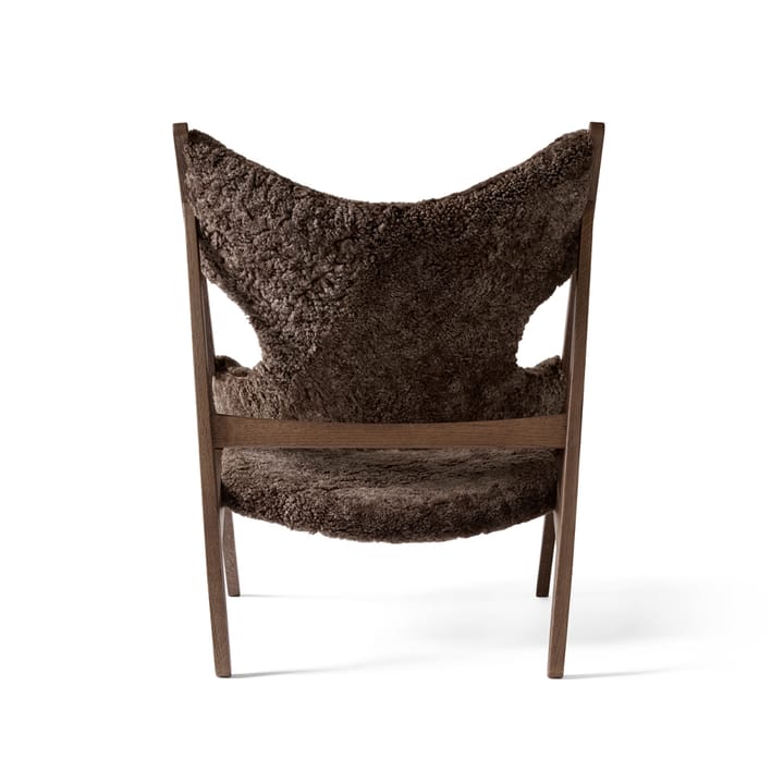 Knitting loungefauteuil, schapenvacht curly root donkerbruin, onderstel donkergebeitst eiken Audo Copenhagen