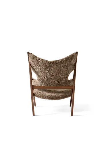 Knitting loungefauteuil, schapenvacht sahara, onderstel walnoot Audo Copenhagen