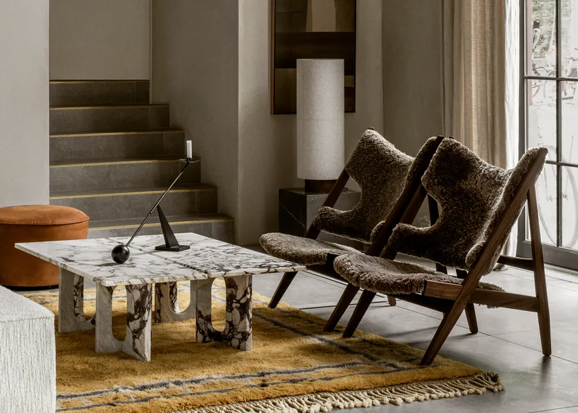 Knitting loungefauteuil, schapenvacht sahara, onderstel walnoot Audo Copenhagen