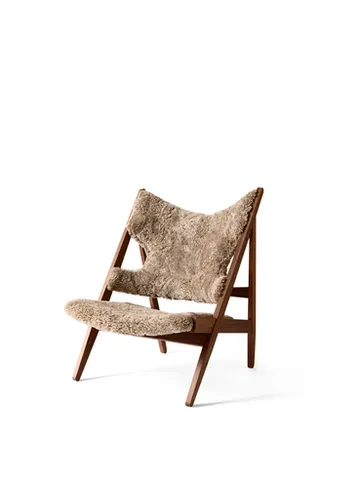 Knitting loungefauteuil - schapenvacht sahara, onderstel walnoot - Audo Copenhagen