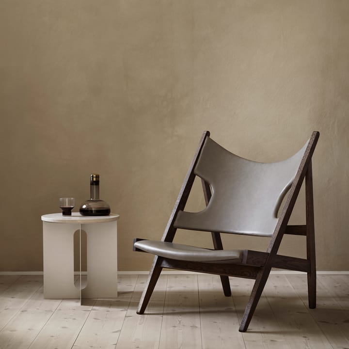 Knitting loungefauteuil, schapenvacht sahara, onderstel walnoot Audo Copenhagen