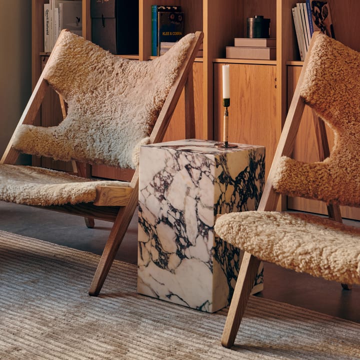 Knitting loungefauteuil, schapenvacht sahara, onderstel walnoot Audo Copenhagen