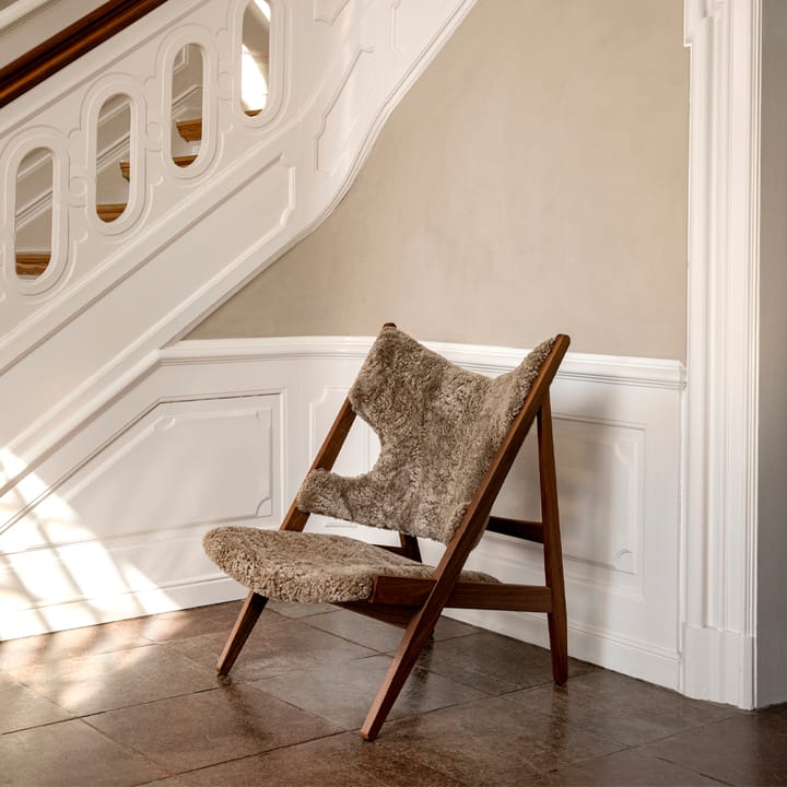Knitting loungefauteuil, schapenvacht sahara, onderstel walnoot Audo Copenhagen