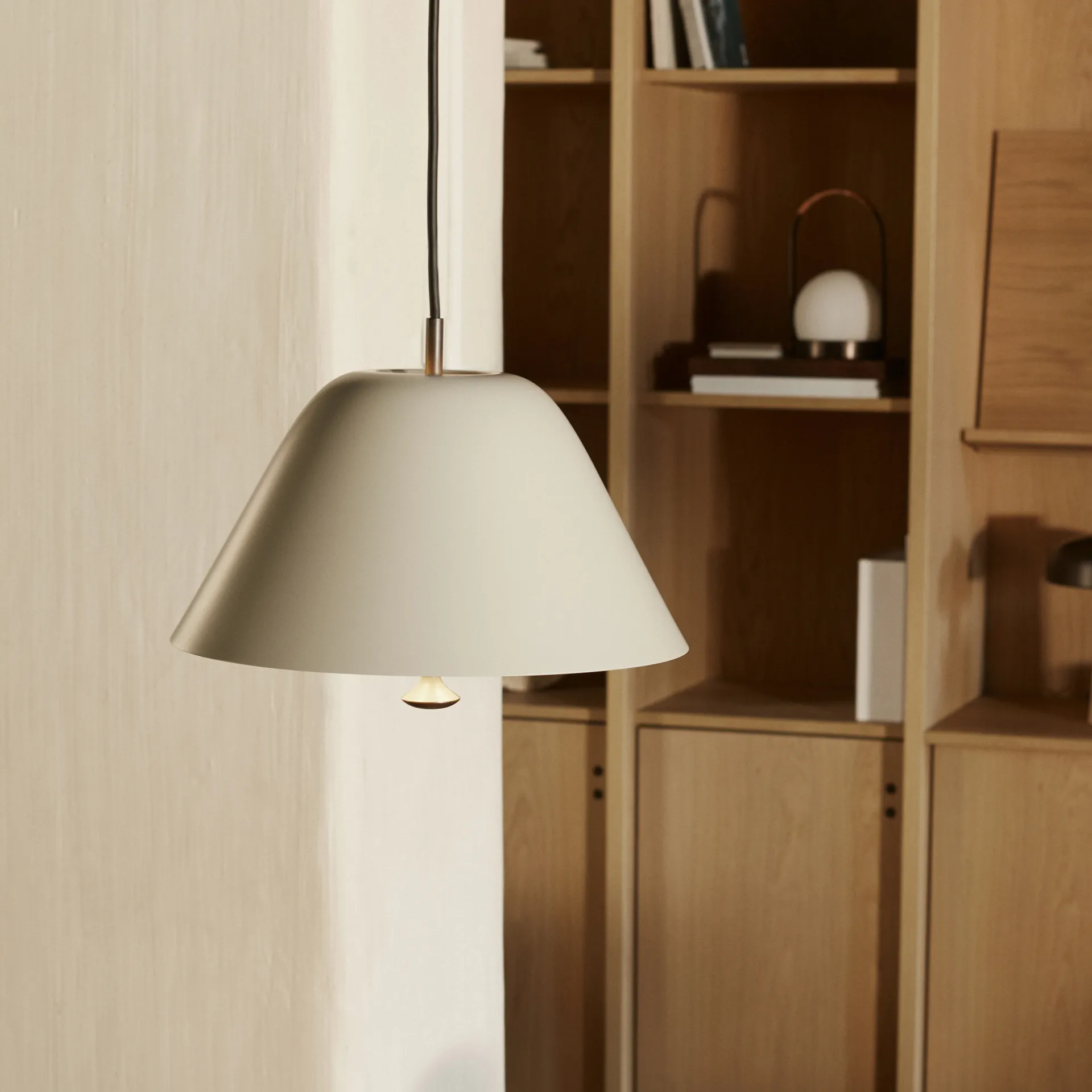 Levitate hanglamp Ø28 cm, Grijs-gebronsd messing Audo Copenhagen