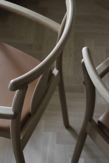 Merkur stoel met armleuningen en kussen - Oak- Dakar 0250 cognac - Audo Copenhagen