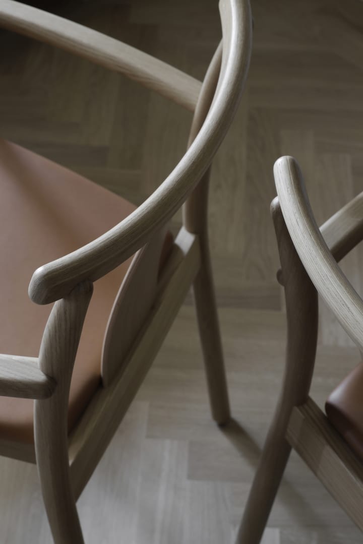 Merkur stoel met armleuningen en kussen, Oak- Dakar 0250 cognac Audo Copenhagen