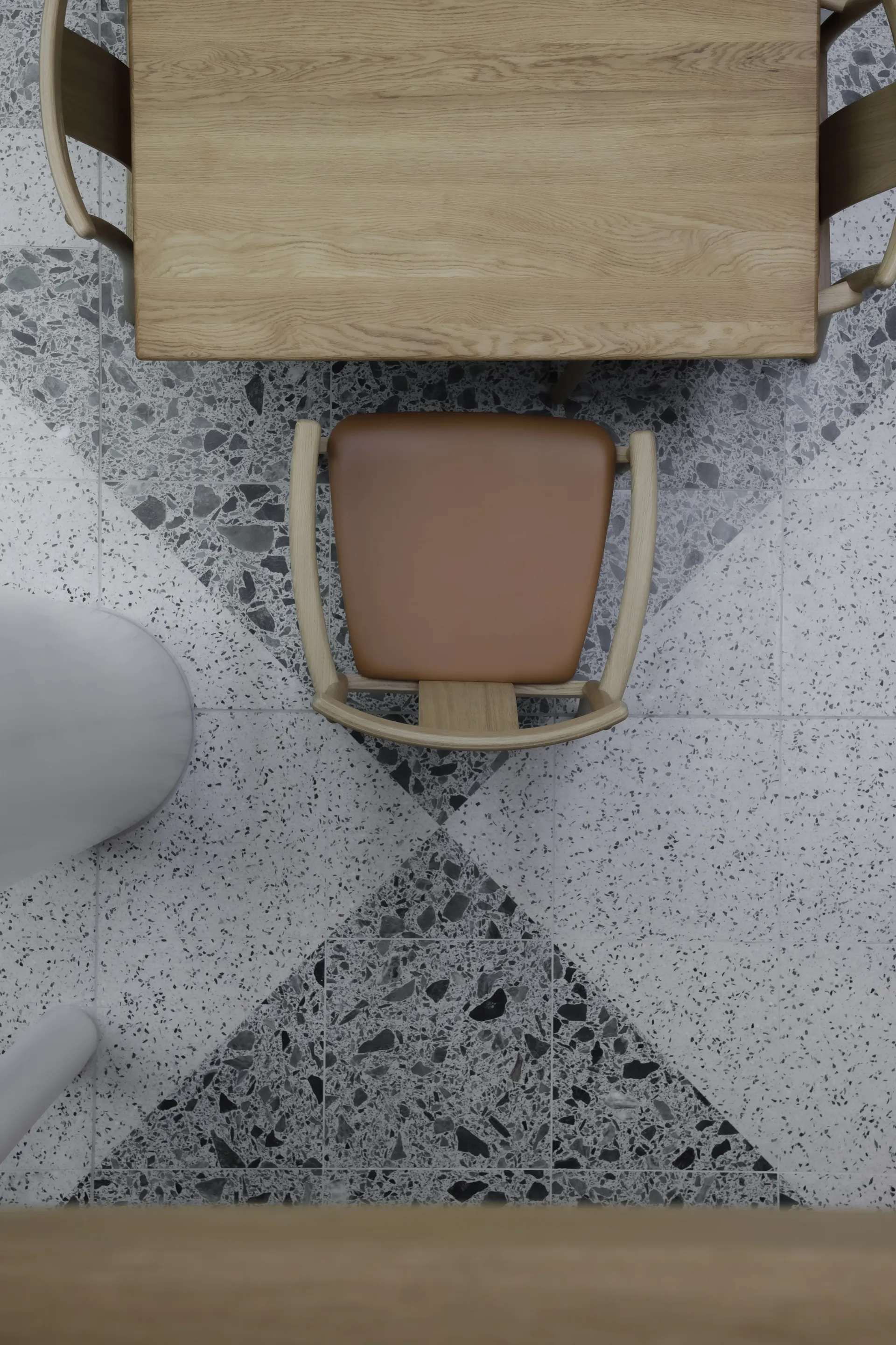 Merkur stoel met armleuningen en kussen, Oak- Dakar 0250 cognac Audo Copenhagen