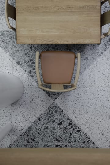 Merkur stoel met armleuningen en kussen - Oak- Dakar 0250 cognac - Audo Copenhagen
