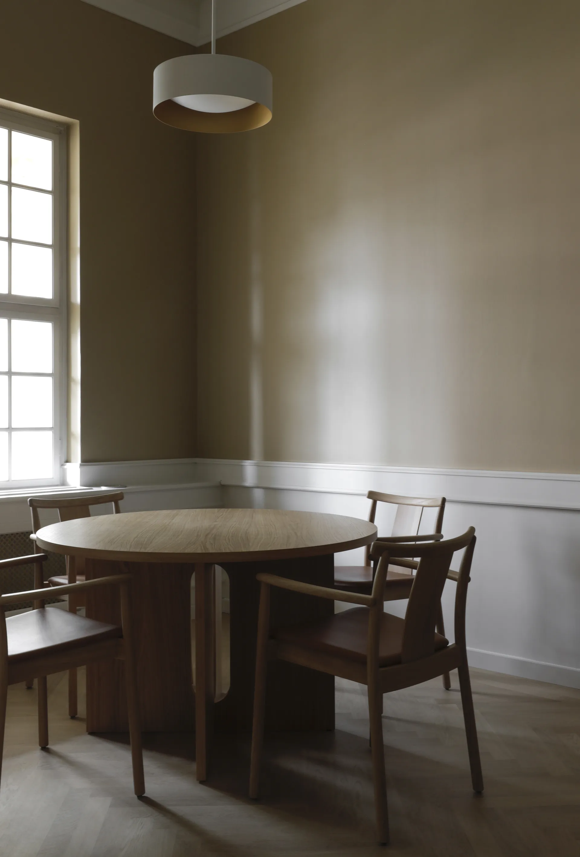 Merkur stoel met armleuningen en kussen, Oak- Dakar 0250 cognac Audo Copenhagen