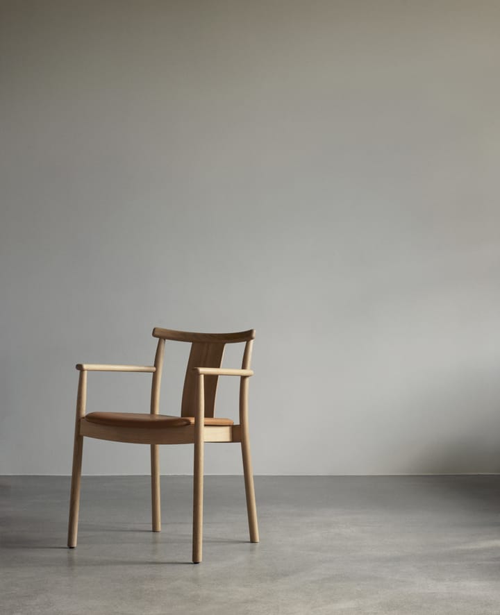 Merkur stoel met armleuningen en kussen, Oak- Dakar 0250 cognac Audo Copenhagen