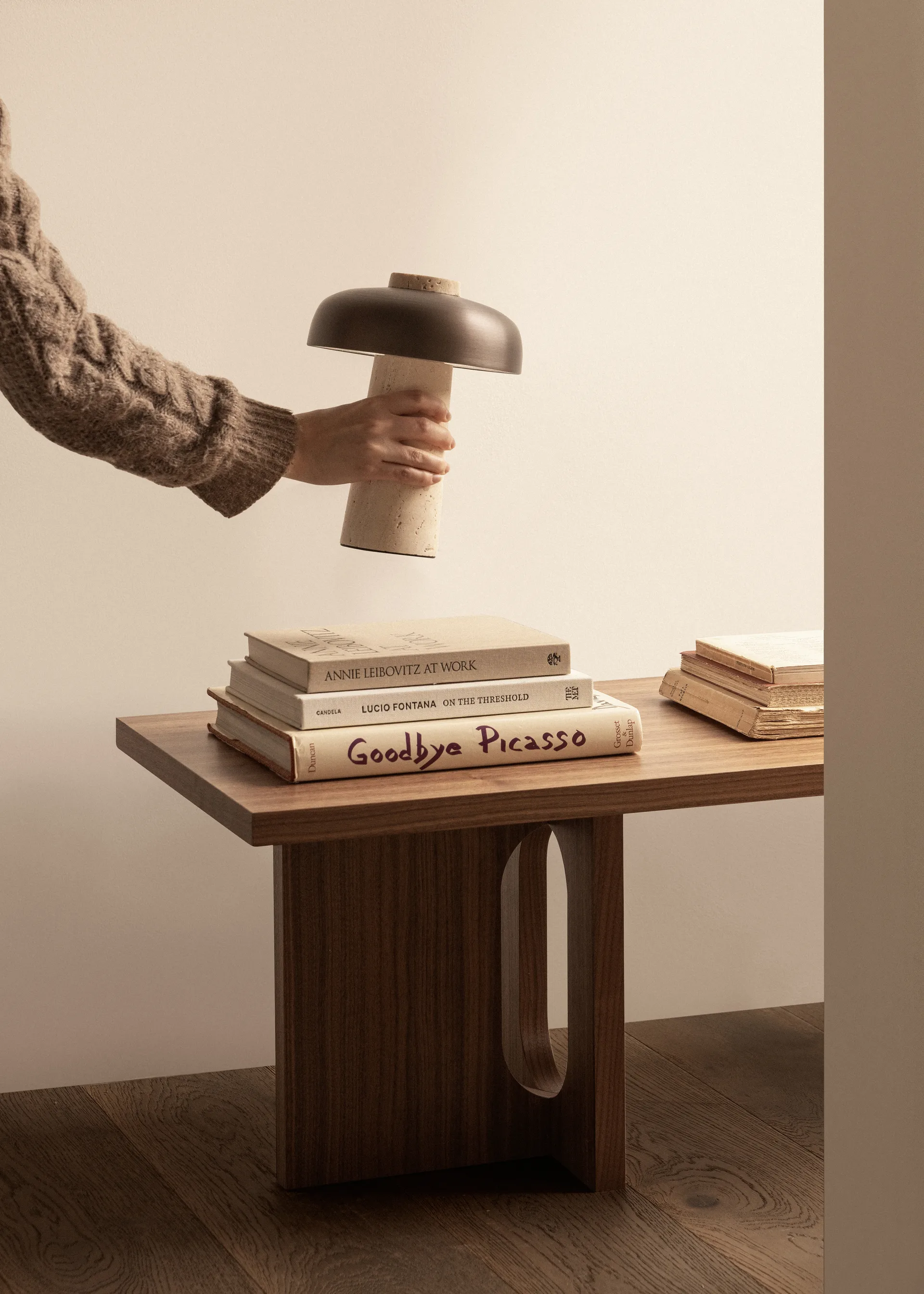 Reverse draagbare tafellamp 24,5 cm, Travertine-bronzed aluminium Audo Copenhagen