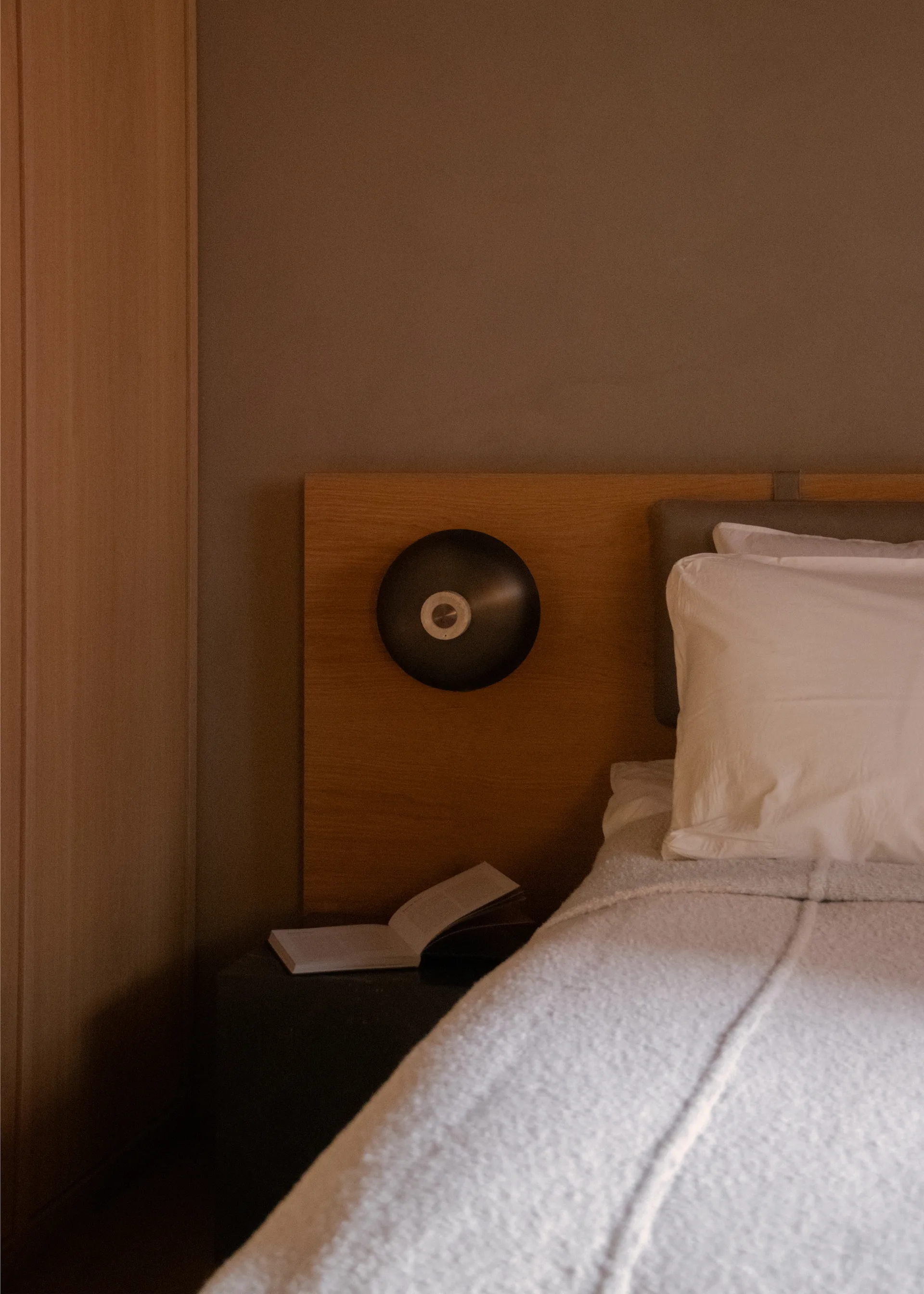 Reverse wandlamp vaste installatie, Bronzed aluminium Audo Copenhagen