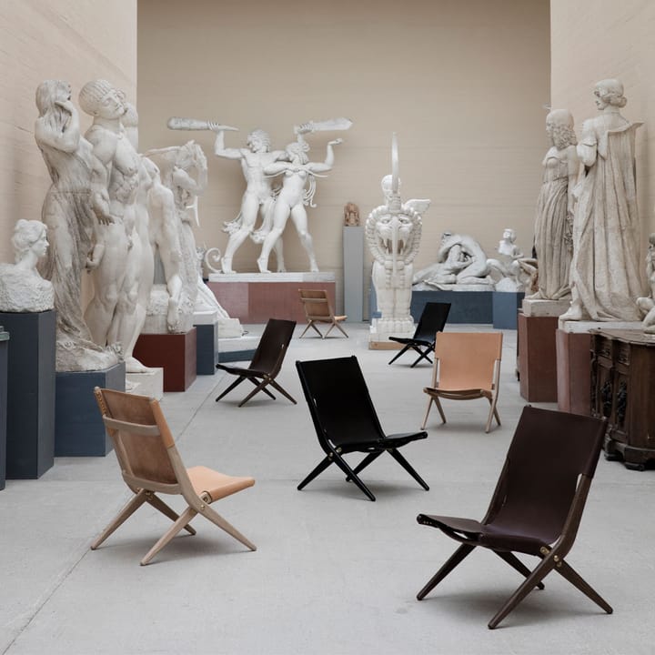 Saxe fauteuil, leer bruin, bruingeolied eiken onderstel Audo Copenhagen
