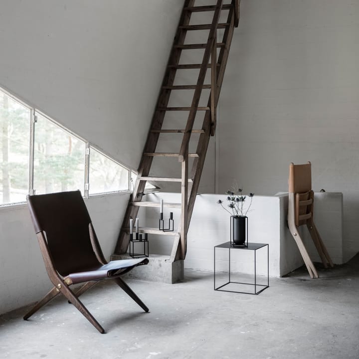 Saxe fauteuil, leer bruin, bruingeolied eiken onderstel Audo Copenhagen