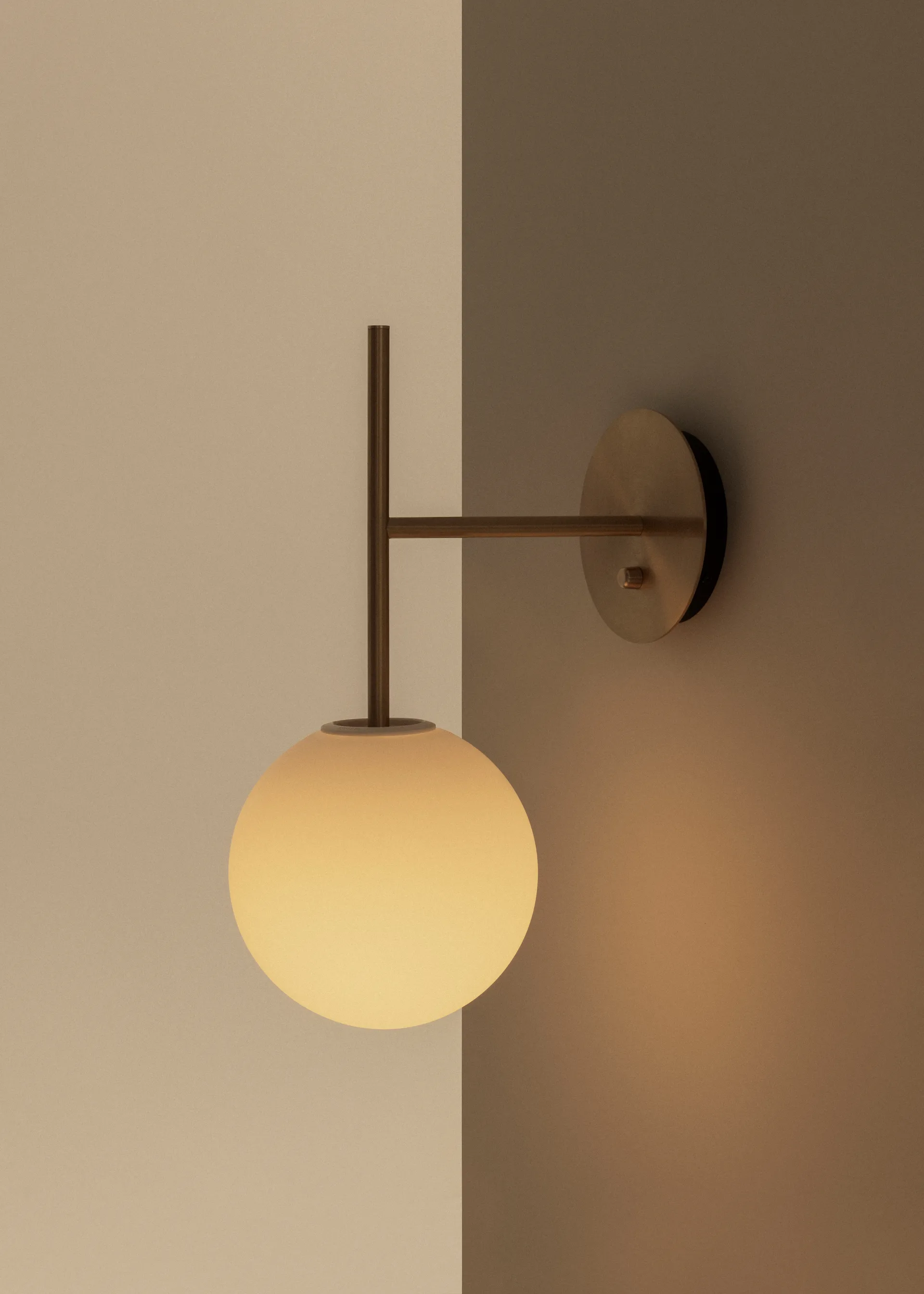 TR Bulb Suspended wandlamp, Brushed brass Audo Copenhagen