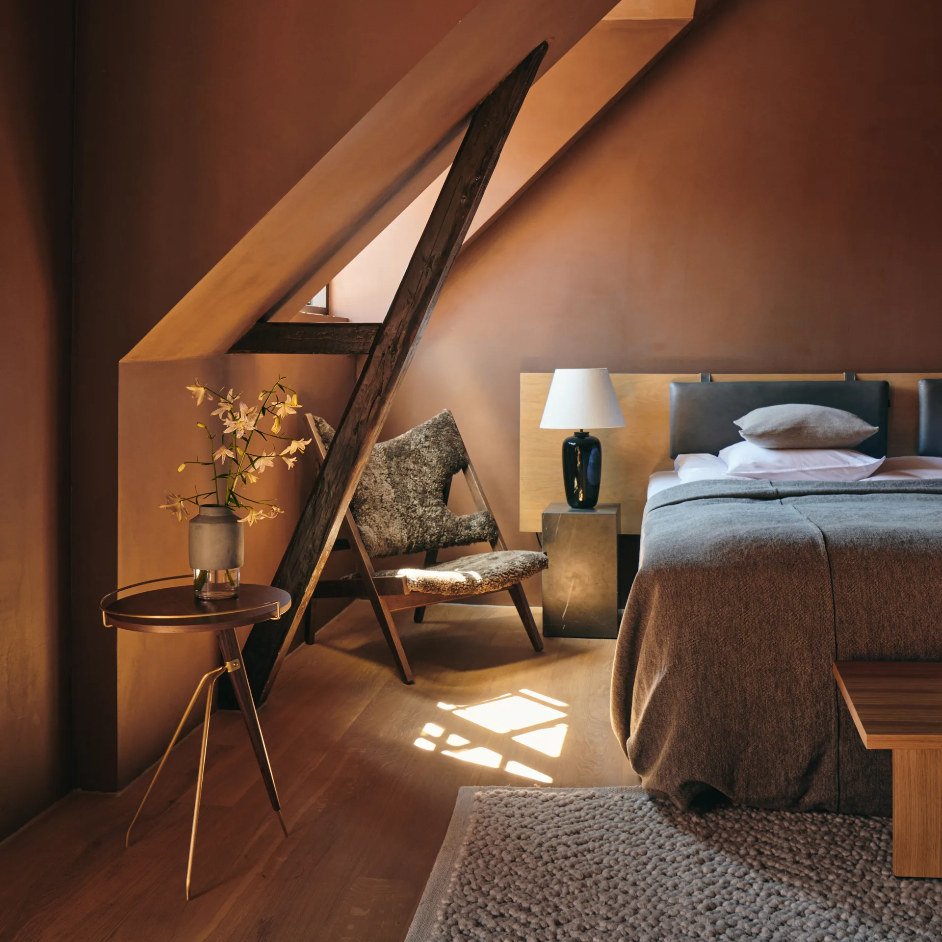 Umanoff bijzettafel walnoot-gepolijst messing, 60 cm Audo Copenhagen