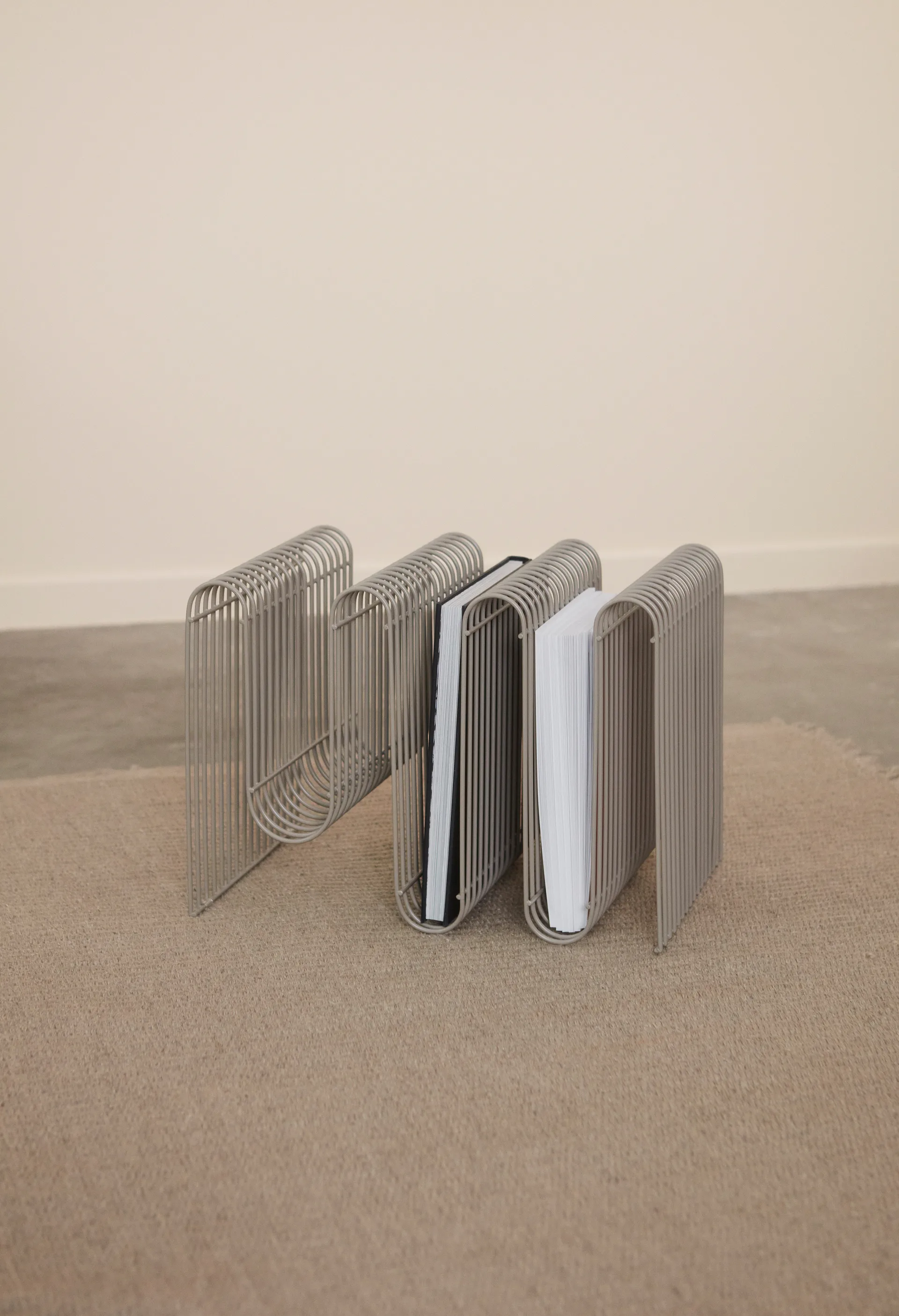 Curva tijdschriftenstandaard, Taupe AYTM