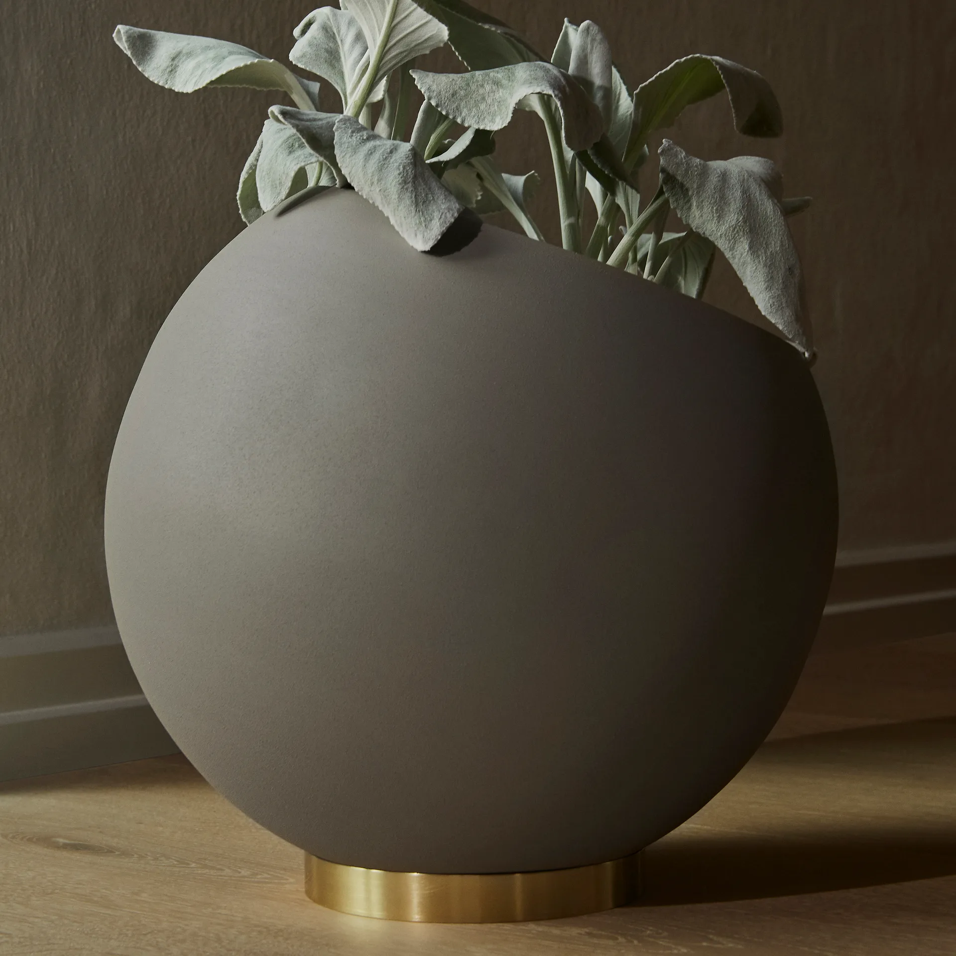 Globe bloempot Ø37 cm, Taupe AYTM