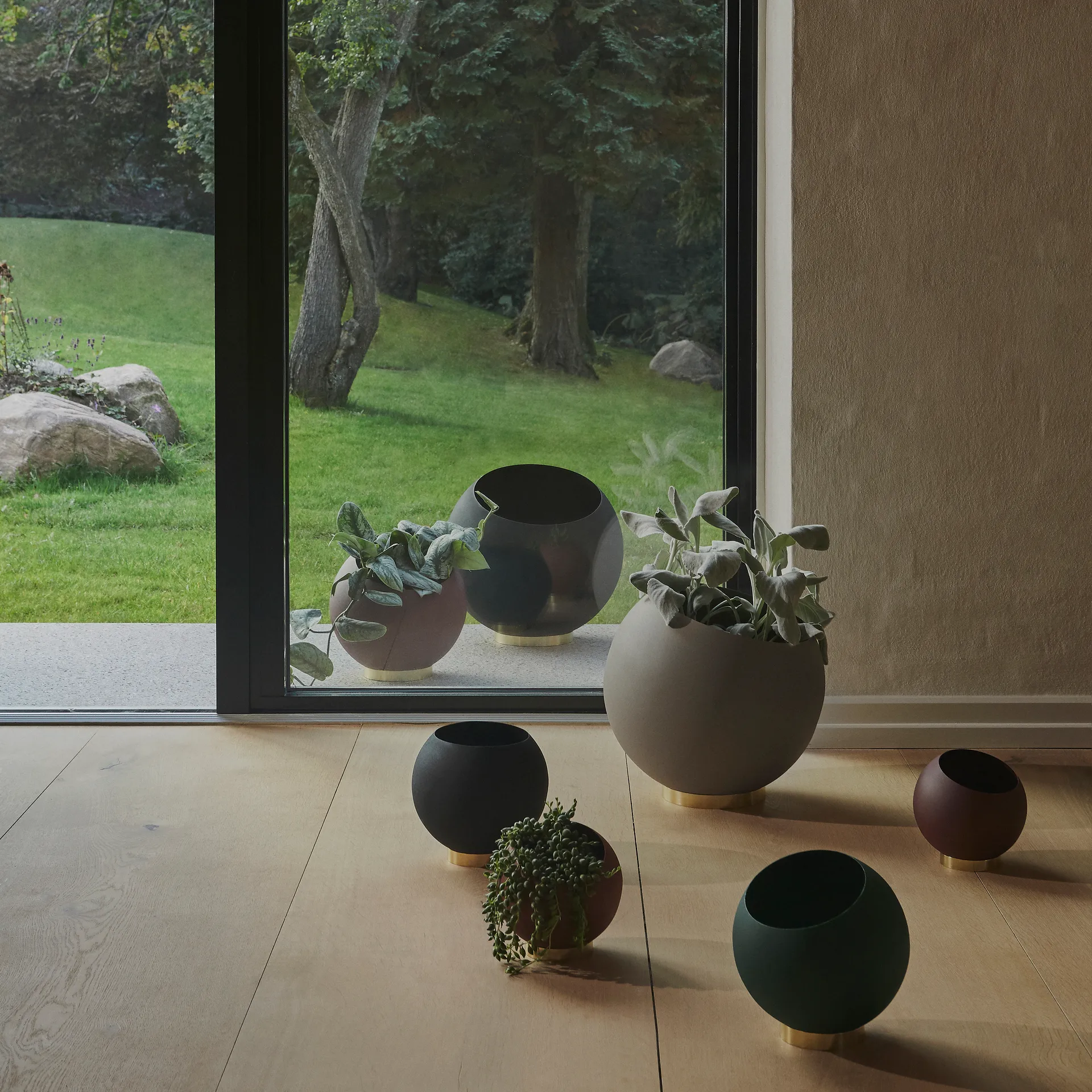 Globe bloempot Ø43 cm, Black AYTM