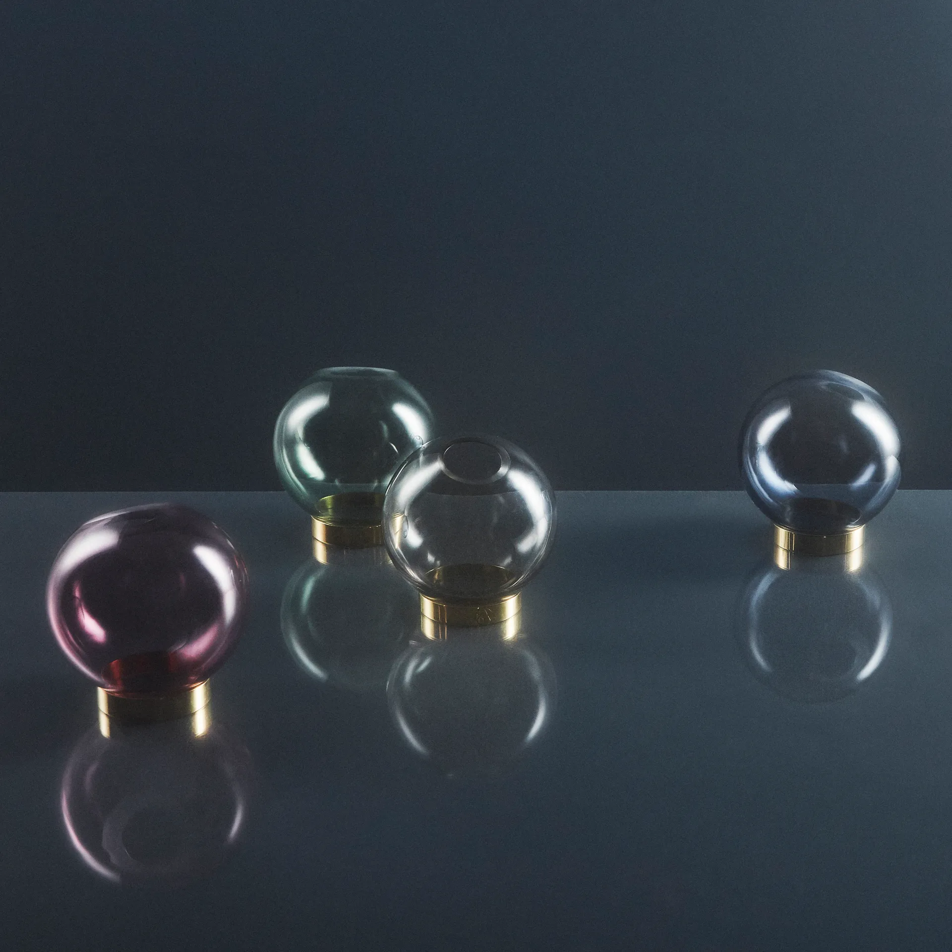 Globe vaas klein, roze-messing AYTM